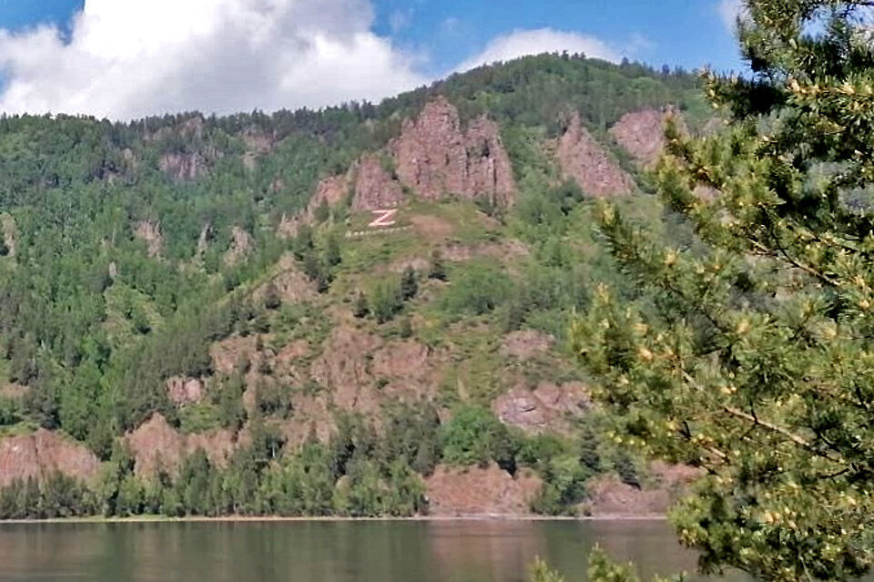     Надпись располагается на скале на другом берегу Енисея и видна с набережной