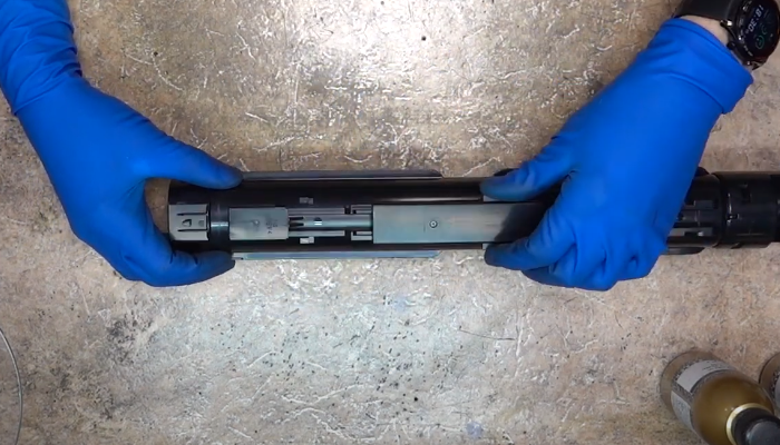 Фото 3. Поднимаем фиксаторы вверх и отводим длинную крышку