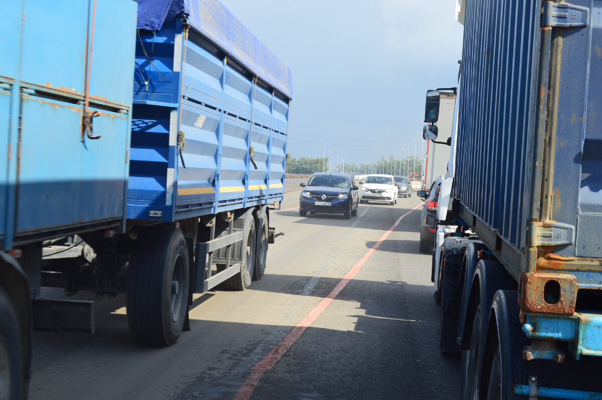 Фото автора. На трассе. Современный транспортный поток.