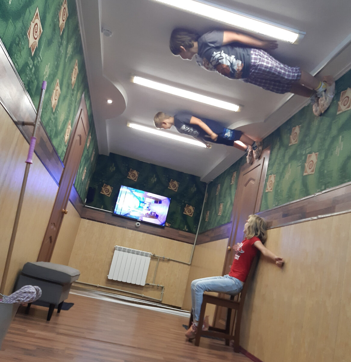 Все вверх дном. Фото автора в центре "Галилео"