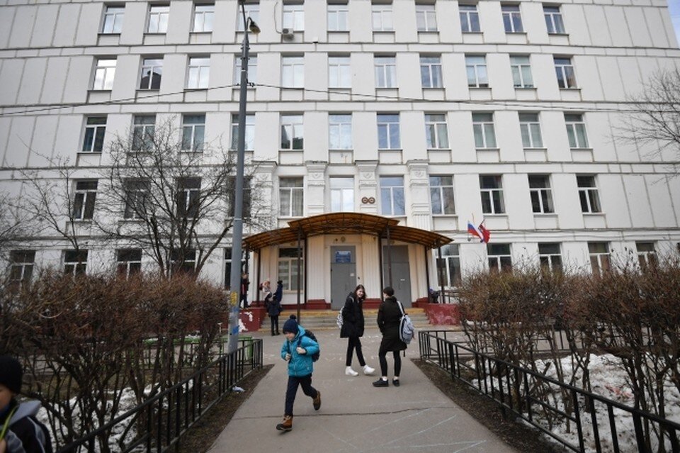     По неофициальной информации, тихого подростка травили одноклассники. И в какой-то момент он сорвался. Виктор ГУСЕЙНОВ