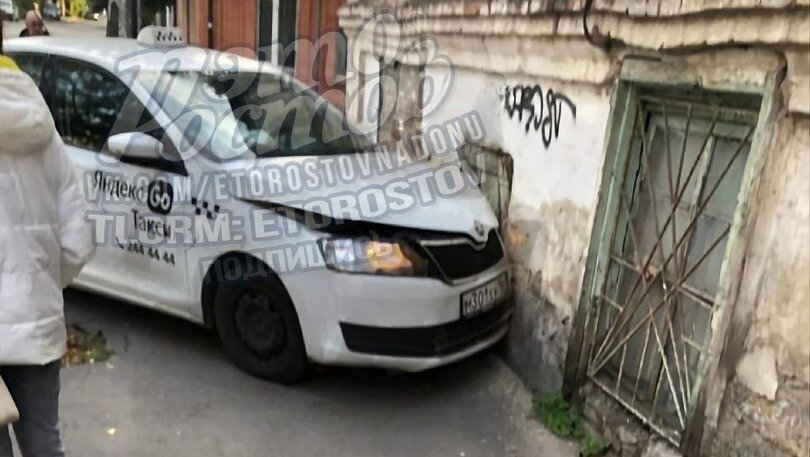     В Нахичевани в Ростове-на-Дону в стену здания врезался автомобиль такси, сообщили очевидцы в соцсети.