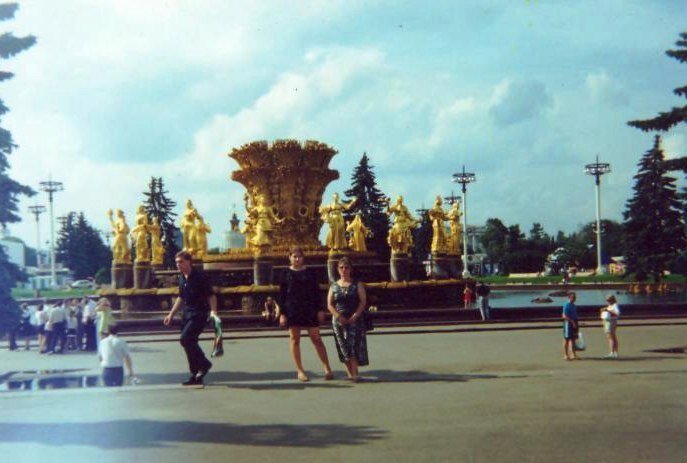 Фонтан "Дружба народов": мама и сестра (сер.1990-х, фото из семейного архива)