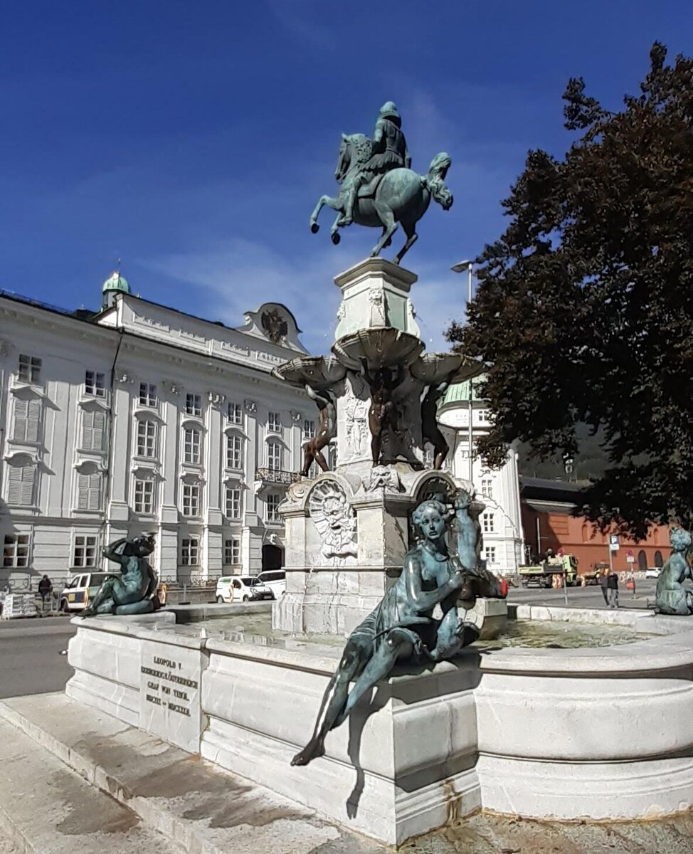 Hofburg  и памятник эрцгерцогу Леопольду V