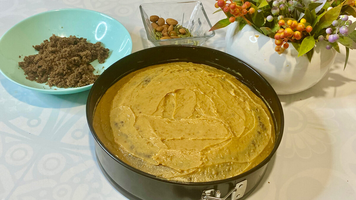 В тарелке шапочка от торта. Помните? Я её покрошила мелко. 