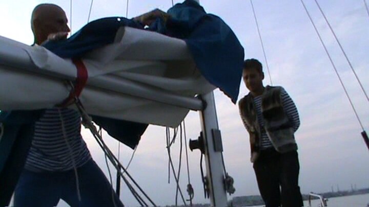 Учимся ставить грот. Еще один косяк и начнутся ебуки. Инструктор уже спрятал руки за спину, чтобы не засветить кулаком в лоб нерадивому ученику. Личная коллекция фото. Сделано мной или моим фотоаппаратом чуть позже описываемых событий. 