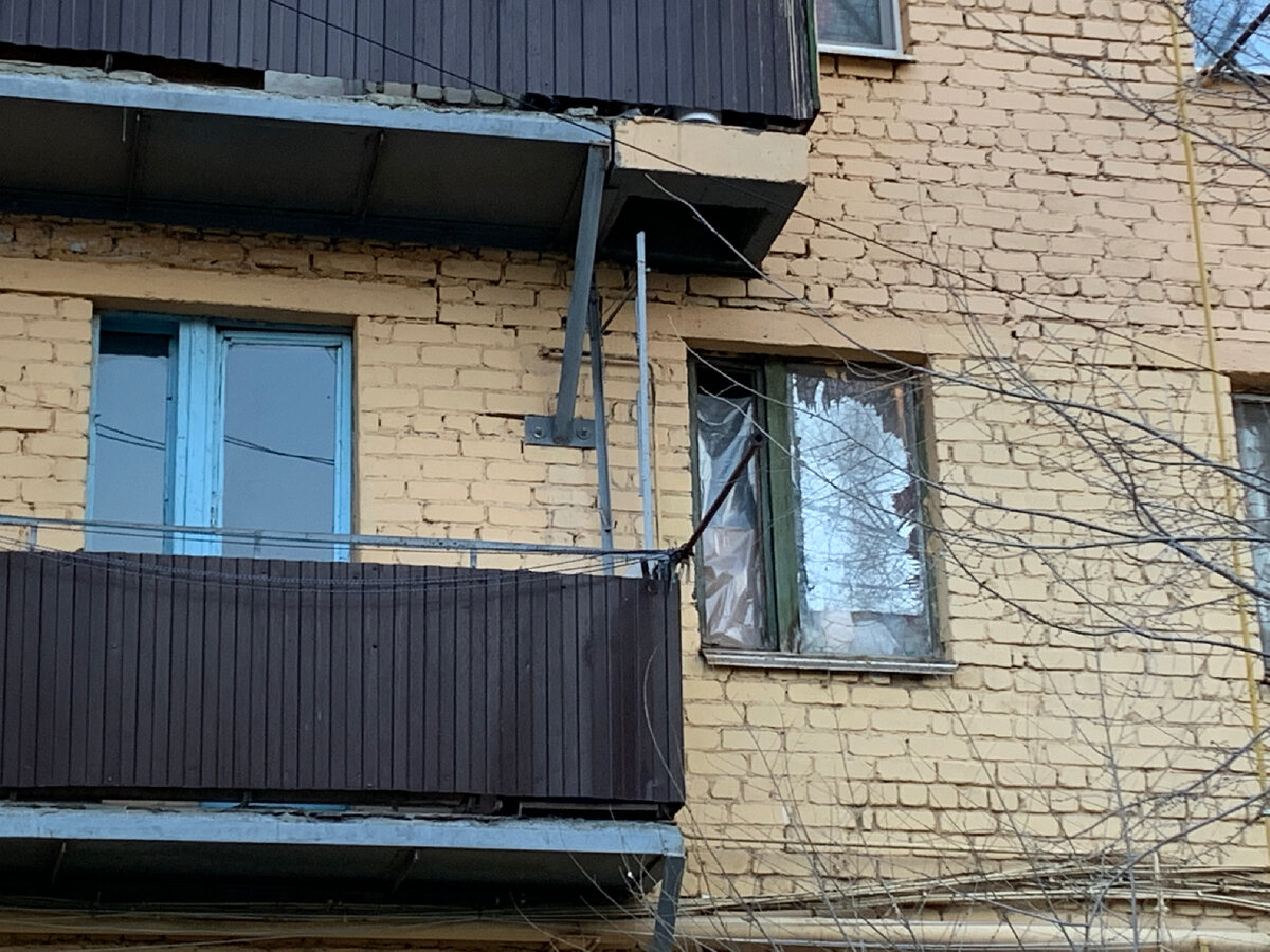 Старые деревянные окна с большим количеством слоев краски - однозначно под замену. Фото автора