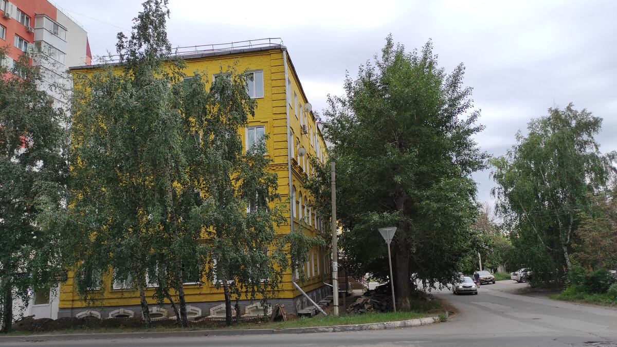 Город Сызрань. Дом на углу улиц Пензенской, 10 и Ф. Энгельса. Фотография 2023 года.