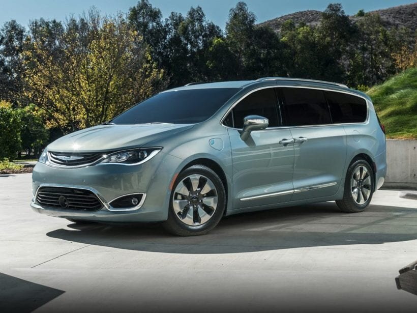 Разработанный как гибридный семейный минивэн начального уровня, Chrysler Pacifica Hybrid предлагает много за свою цену. Конечно, это почти на 13 000 долларов дороже, чем традиционная Pacifica, но это верно почти для всех моделей, которые имеют как газовые, так и гибридные версии. Двигатель работает на цикле Аткинсона, что делает его более энергоэффективным, хотя и предлагает меньшую мощность, но это компенсируется электрическим приводом.