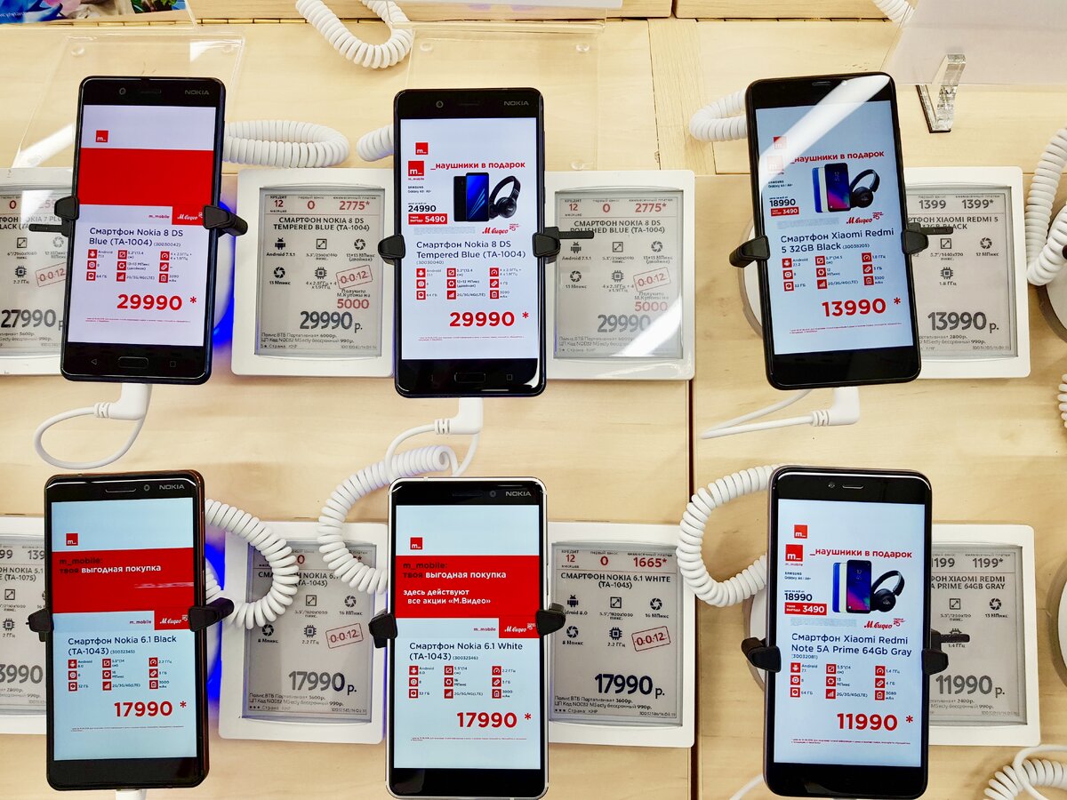 Пример реализации электронного ценника через дисплей продаваемого товара vs. электронный ценник как отдельное устройство