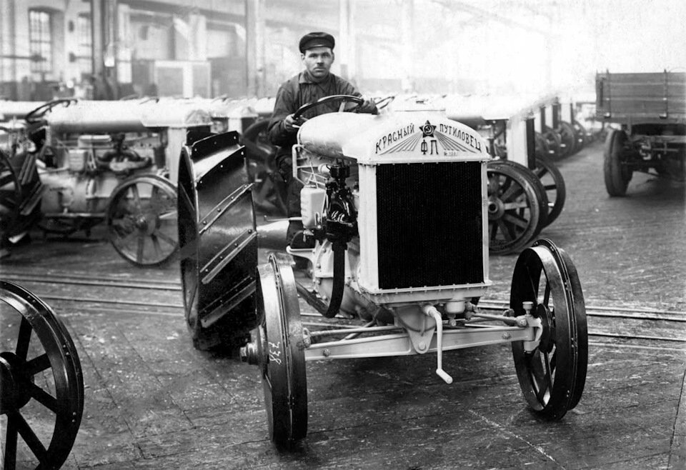 Полный размер'Красный Путиловец' — нелицензионная копия популярнейшего 'фордовского' трактора