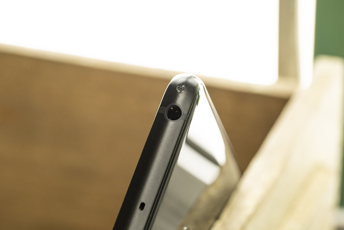 
Кривые руки или нет, но выронить Яндекс.Телефон проще, чем удержать.