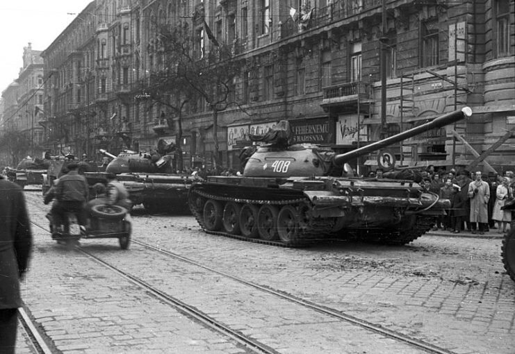 Советские танки Т-54 в Будапеште, Надя Дьюла CC BY-SA 3.0