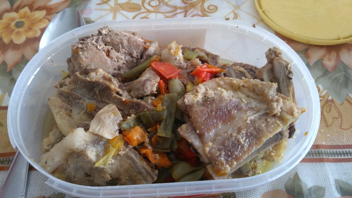 Тушеные свиные ребрышки со стручковой фасолью и помидорами.