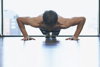 Высокоинтенсивный  интервальный тренинг – вид тренировки, в которой чередуются промежутки с  высокой и низкой интенсивностью. Например, спринт и бег трусцой, а  также прыжки, отжимания, приседания и другая нагрузка с более спокойными  упражнениями или отдыхом. Интервалы измеряются расстоянием или  временем.