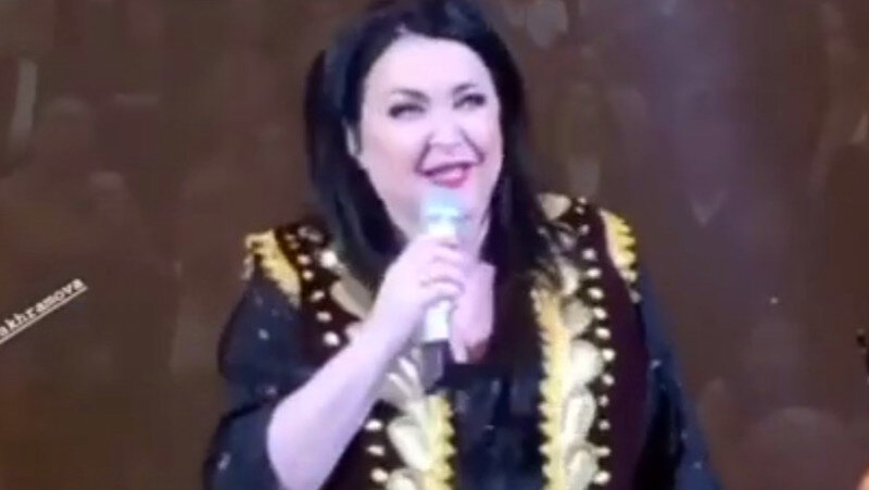 Лолита на ташкентском концерте в узбекском наряде. Кадр из любительского видео