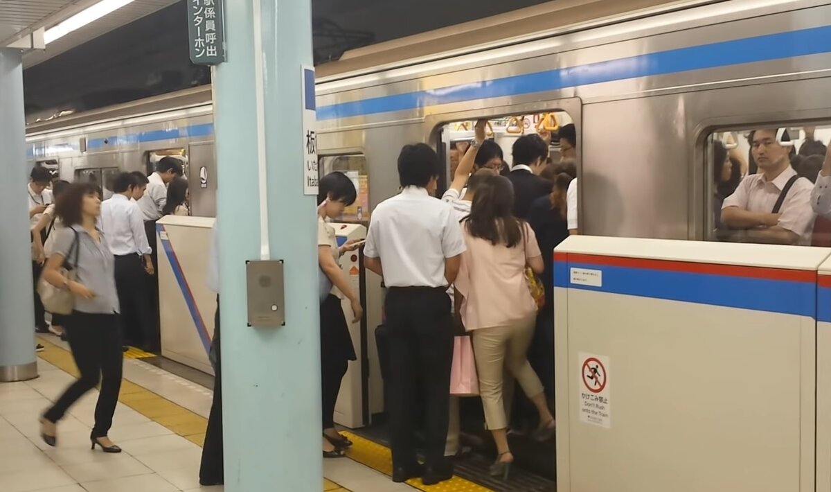 Японцам нравится приставать и лапать девушку в поезде метро