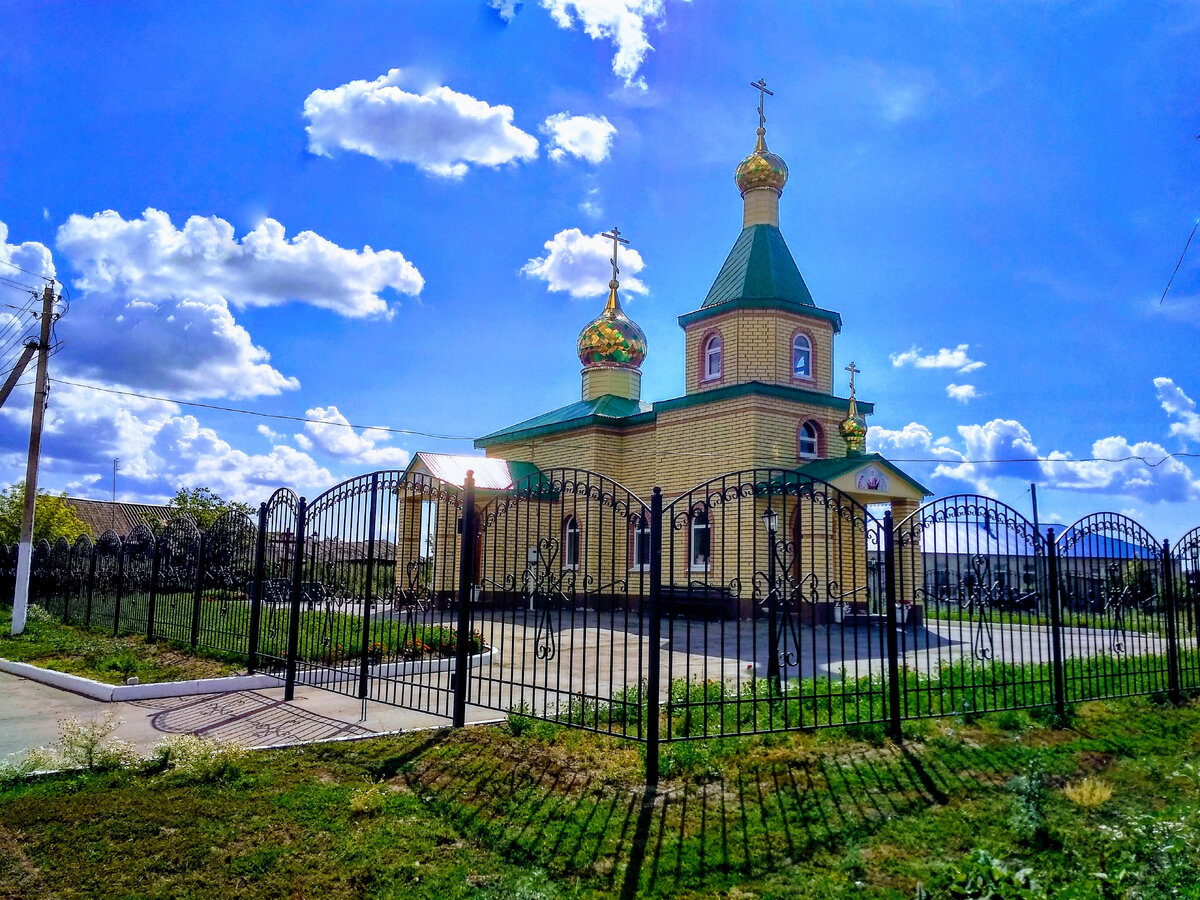 Обл слобода. Храм Серафима Саровского Волжский. Храм Серафима Саровского Волгоград. Храм Серафима Саровского в Волжском Волгоградская область. Храм Саровского Серафима Саровского Волжский.