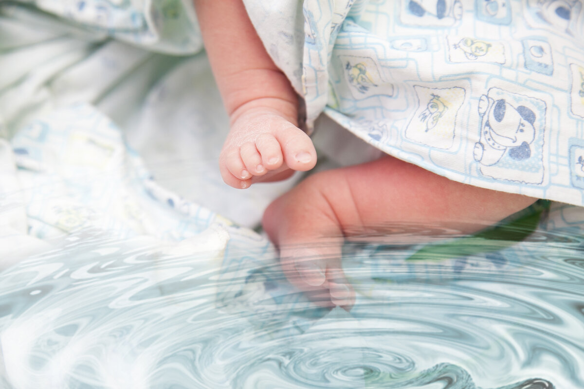 Новорожденный ребенок первое купание. Адаптационное купание новорожденного. Купание младенца в пеленке. Первое купание. Пеленка для купания новорожденных.