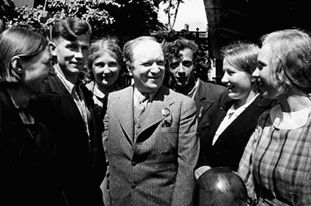 Лебедев-Кумач в окружении молодежи