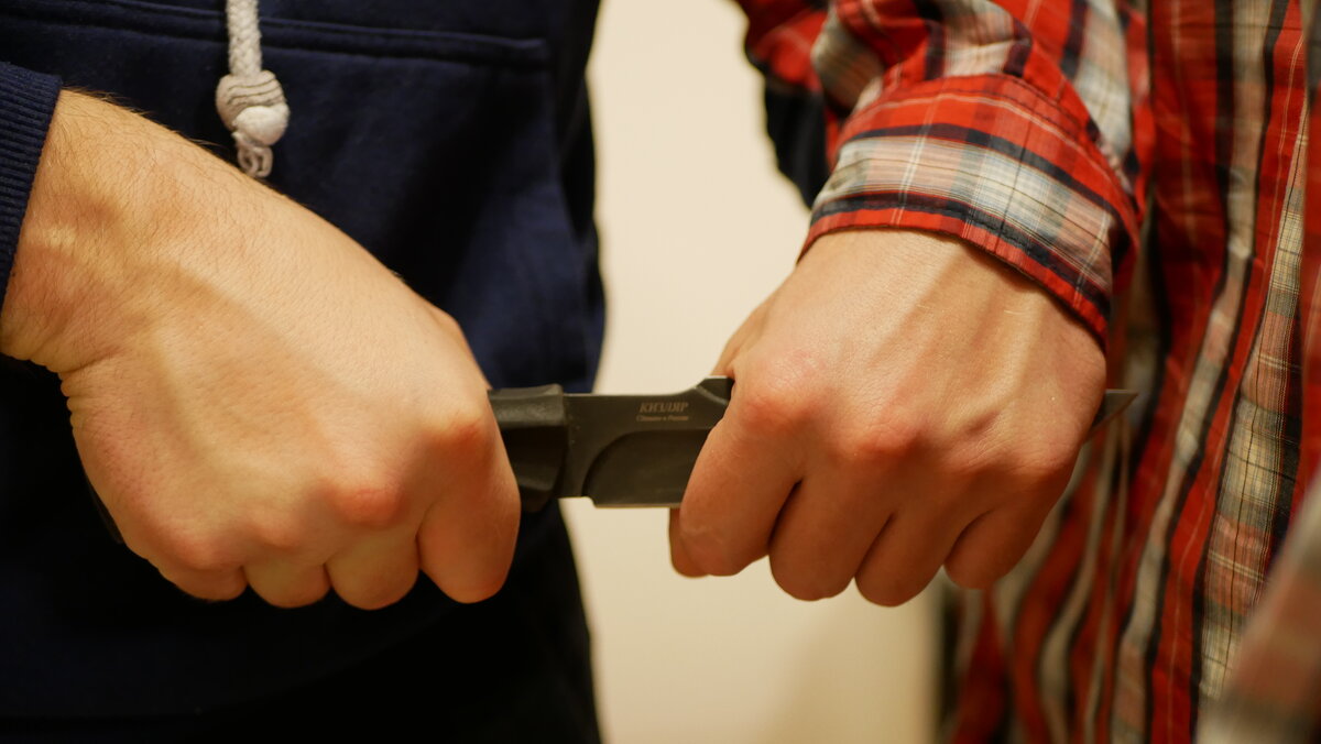 Вы попробуйте сперва поймать руку с ножом