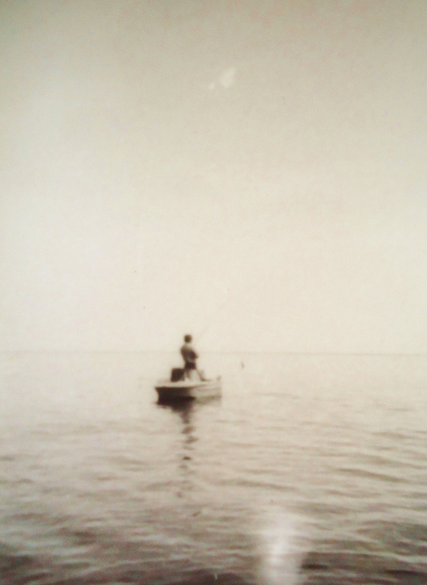 На фото Иван Иванович Несынов поймал хариуса с борта лодки "Вега"