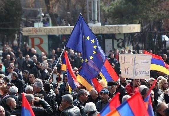     «Европейская партия Армении» была создана кинорежиссером Тиграном Хзмаляном. По его словам, одним из приоритетных направлений деятельности партии является выход Армении из ЕАЭС и ОДКБ.