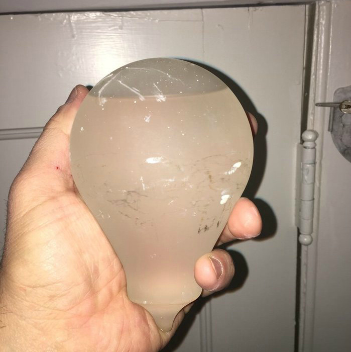 Пожарная граната, внутри тетрахлорметан. Токсичен, ядовит.