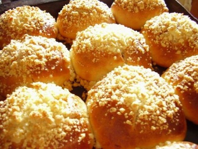 Пышные и ароматные булочки с начинкой и посыпкой