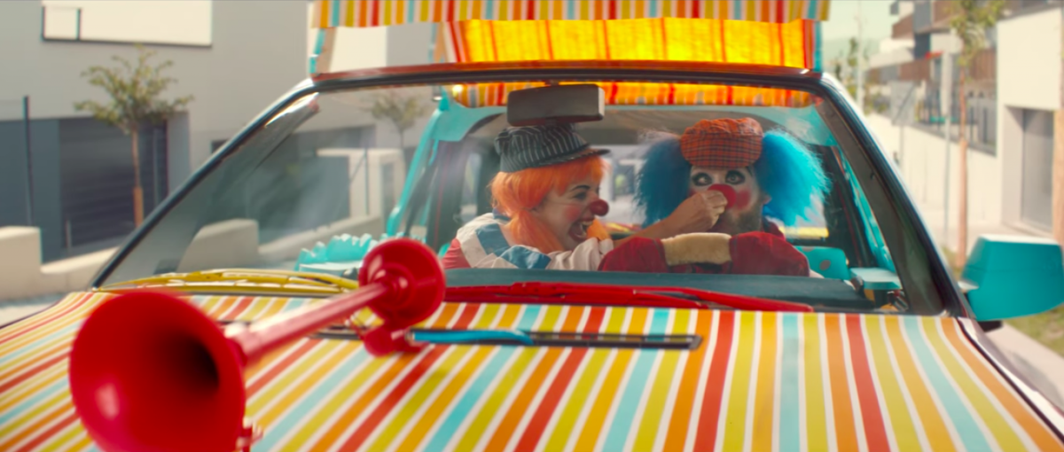 Автобус клоунов. Автомобиль клоуна. Машинка клоунов. Клоуны на дорогах. Клоун на тачке.