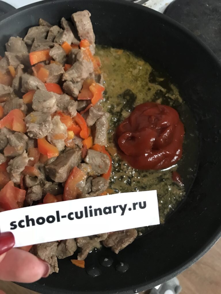 Гуляш из свинины с болгарским перцем и помидорами | school-culinary.ru |  Дзен