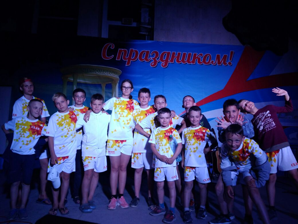 Форма для летнего спортивного лагеря Sambo Dacha, созданная на основе готовых моделей и дизайнов