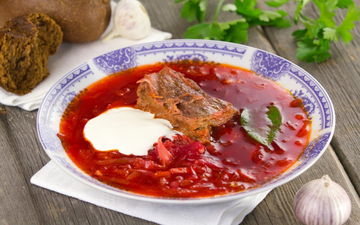 Рецепт борща с говядиной с фото. Борщ по флотски. Борщ Флотский. Борщ с мясом. Тарелка борща с мясом.