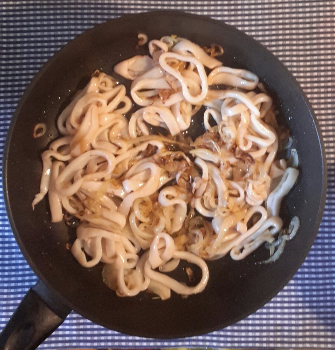 Приготовление кальмаров жареных с луком. Жареный кальмар. Кальмары на сковороде. Жареные кольца кальмара. Жареные кальмары на сковороде.