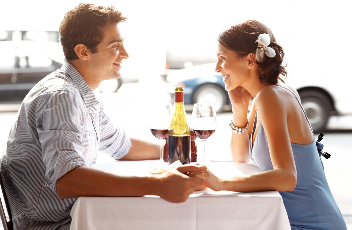Забудьте о шикарных ресторанах, ошеломляющих разговоров-просто примите неловкость. Психологи рекомендуют,как отлично провести первое свидание.