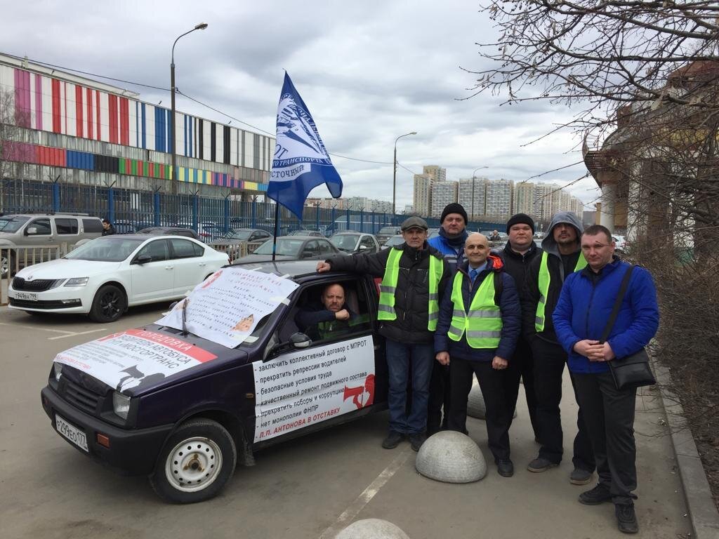 Водители московских автобусов 5 апреля на акции у телецентра «Останкино»