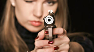 Выстрел, полученный в голову, – фактор безуспешных попыток воздействия на кого-то другого, необходимость проведения самоанализа и анализа своих поступков и деяний. Увиденный во сне выстрел в спину, по утверждению сонника Миллера, говорит о желании измениться, искупить грехи, изменить жизнь к лучшему.