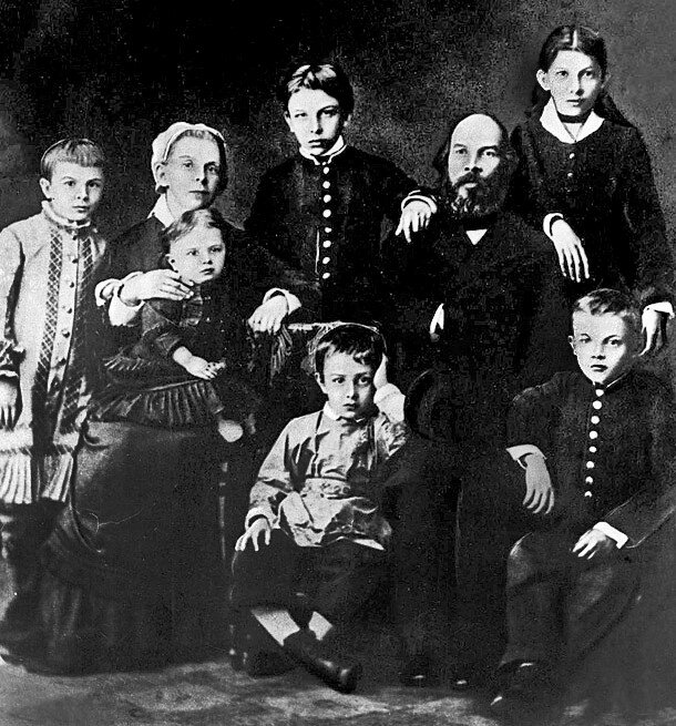  семья Ульяновых в 1879 году Стоят (слева направо): Ольга, Александр, Анна. Сидят (слева направо): Мария Александровна c дочерью Марией на руках, Дмитрий, Илья Николаевич, Владимир