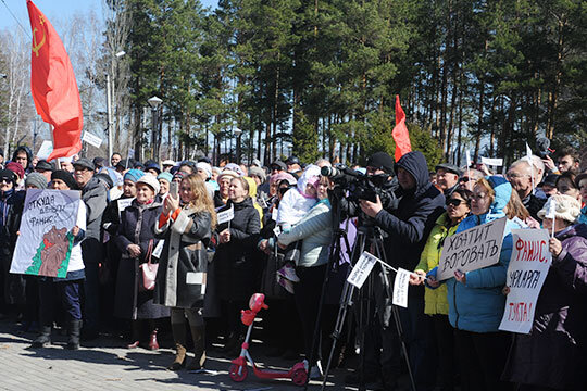 Митингующие держали в руках плакаты с лозунгами «Хватит воровать!»,  «Фанис, урларга тукта!», «Воры должны сидеть в тюрьме», «Хватит врать и воровать»Фото: Асхат Идиятуллин