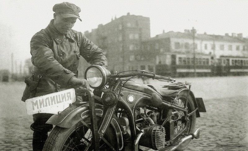 Это одна из первых фотографий милицейского мотоцикла в нашей стране - BMW R11, 1933 год.