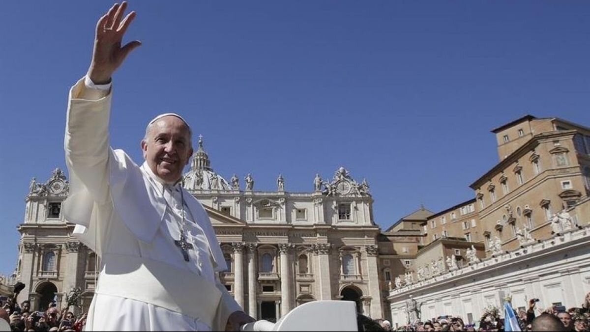 Папа Римский на площади Ватикана приветствует верующих