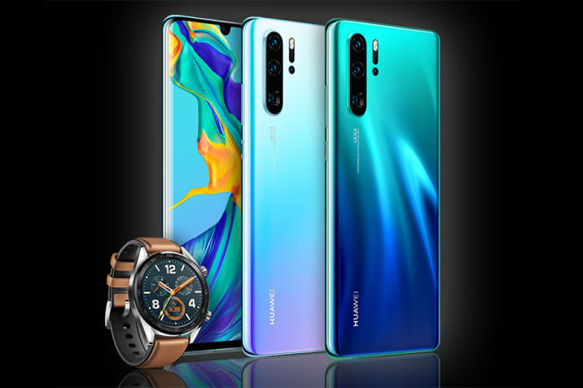 НО! 
Как только китайцы начинают выпускать прогрессивные технологии на рынок смартфонов: камеры, которые владеют возможностями фотоаппаратов и 5G, американцы начинают выдумывать «факты».

США считает, что в смартфоны Huawei встроены специальные чипы, которые позволяют следить за американцами. Из-за этого государство принуждает компанию Google ограничить китайцев. 

Вот и наступают последствия прогресса: Huawei перестают продавать на территории США, а также они лишаются оболочки Android, которая, по сути, является фундаментом фирменной оболочки китайской компании.