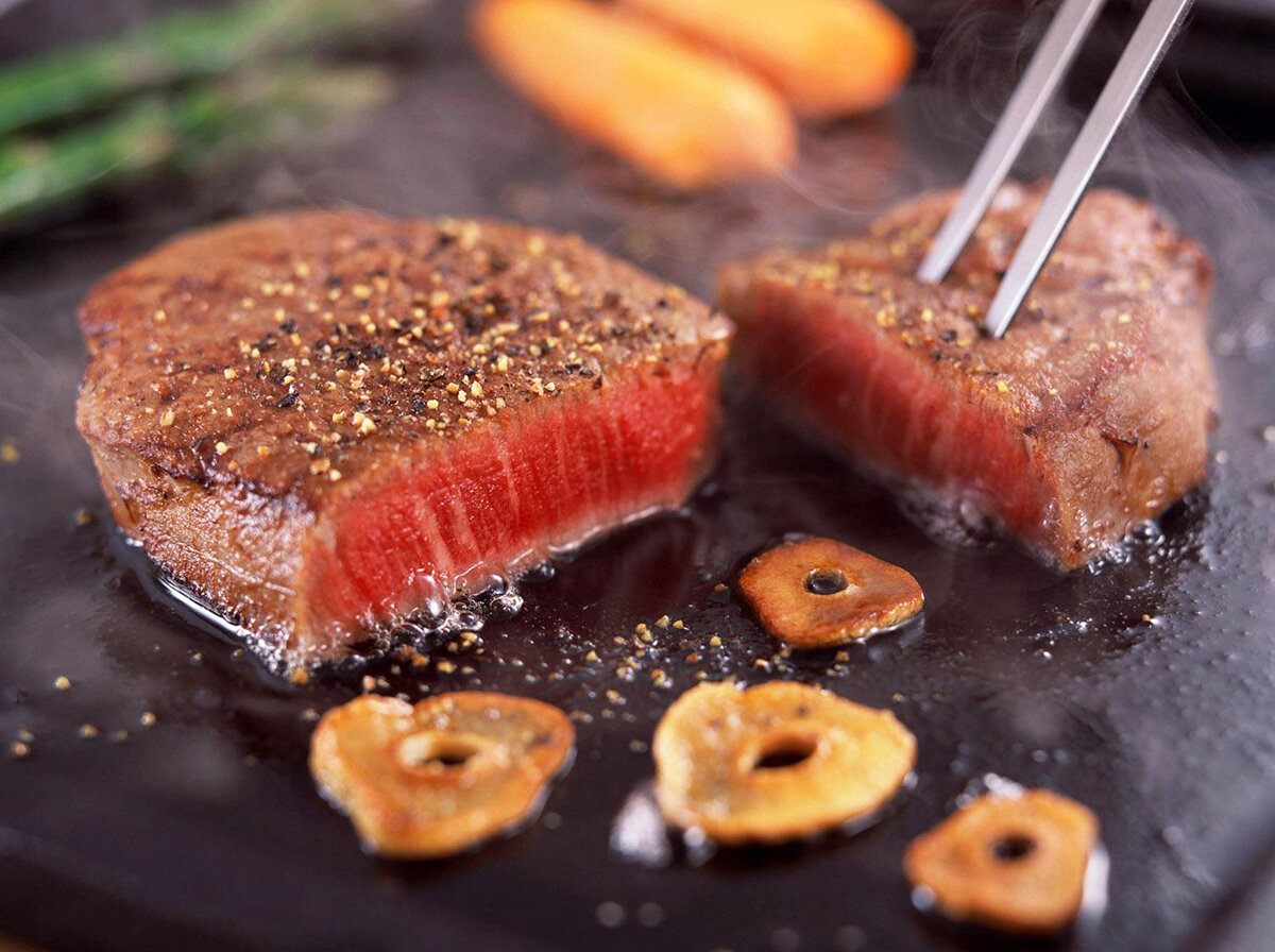 Жареный кусок. Стейк рибай мраморная говядина. Сочное жареное мясо. Жареный кусок. Кусок жареного мяса.