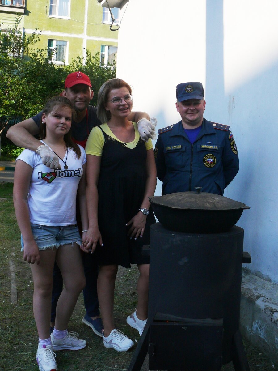 Пожарный МЧСник ел со всеми на ровне )