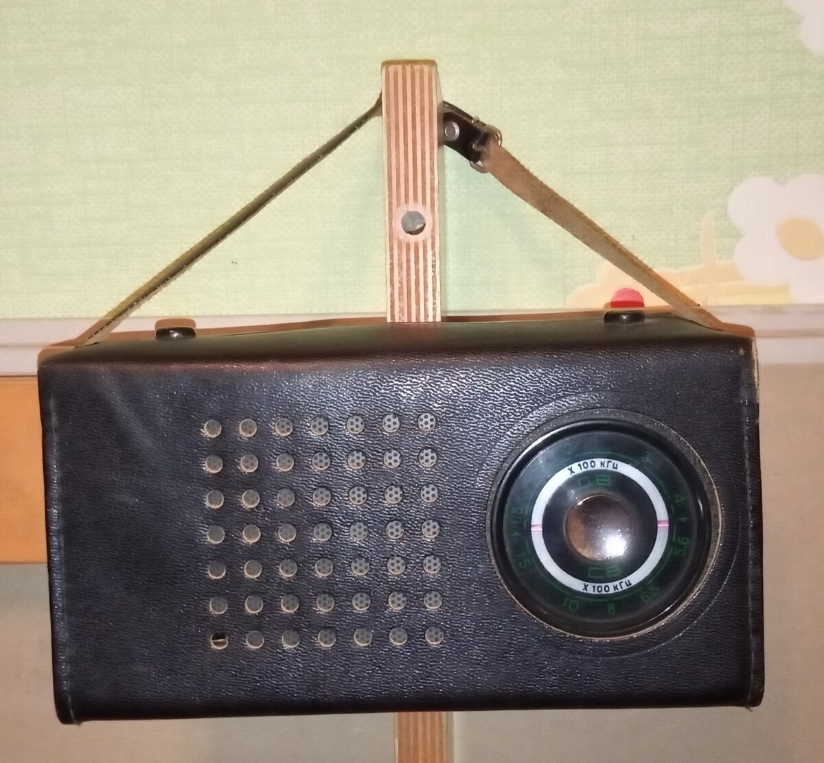 Мой первый радиоприемник, СВ и ДВ, работает и по сей день, только помех много в городе. Слушать трудно.