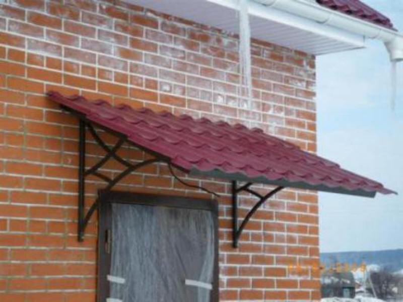 Очень простой и функциональный козырек. Покрытие - металлочерепица.