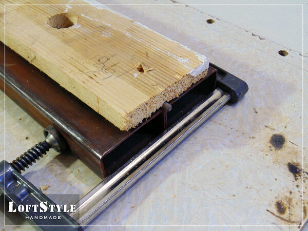 Электрод прижат дощечкой