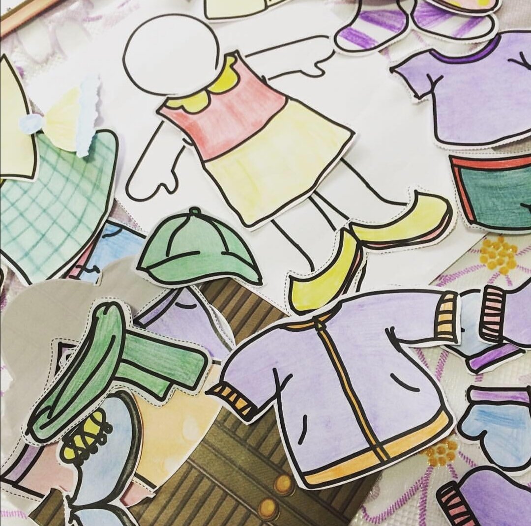 Данная фотография с моего урока, темой занятия было: "Одежда и погода" , 3 класс. На обороте, каждый элемент одежды обозначен лексической единицей. 