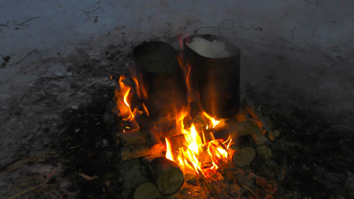 Костер колодец. Хороший вариант для приготовления еды. За счет своей формы позволяет устанавливать несколько котлов без тросика или иных подобных подвесов.