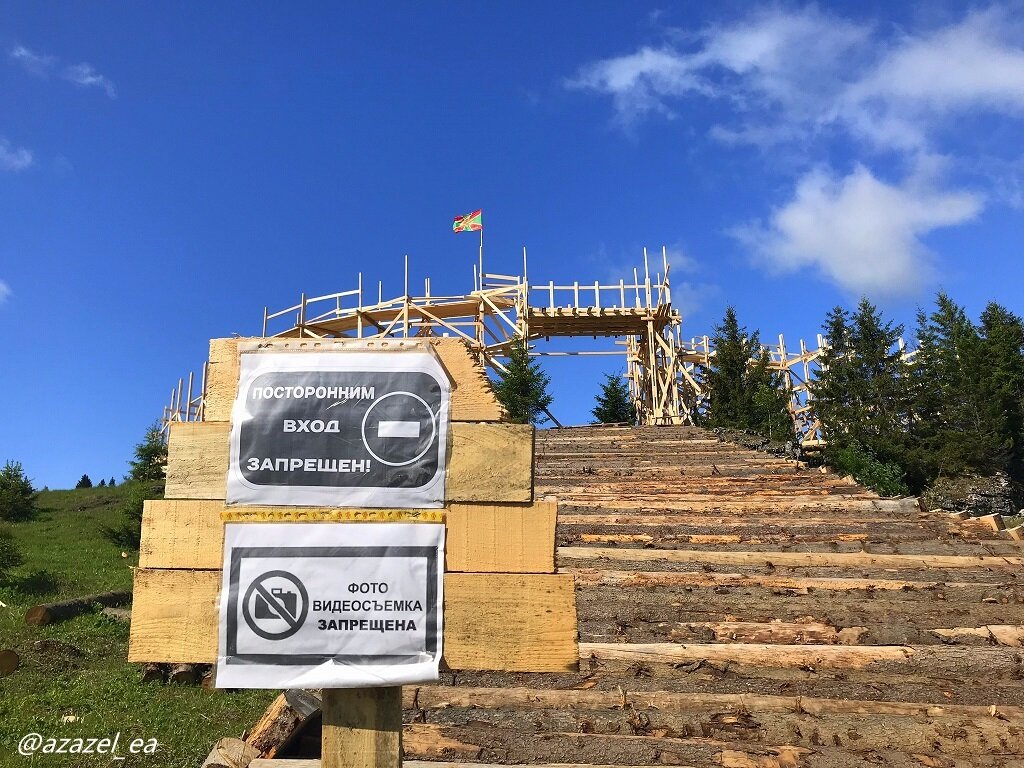 Фото видеосъемка запрещена (орфография сохранена). Охрана всех гоняет, подняться и посмотреть не дали